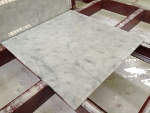 Ubin lantai kamar mandi putih Carrara yang dipoles