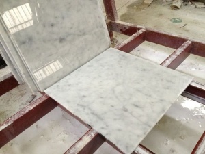Ubin lantai kamar mandi putih Carrara yang dipoles