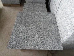 Ubin lantai abu-abu granit putih semprot