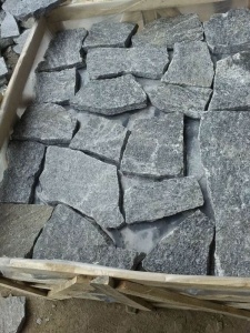 lansekap batu paving acak tidak teratur