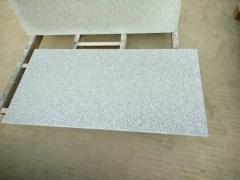 ubin paver lantai granit putih dan abu-abu